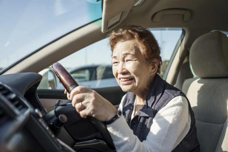 高齢ドライバーが自動車を運転している図