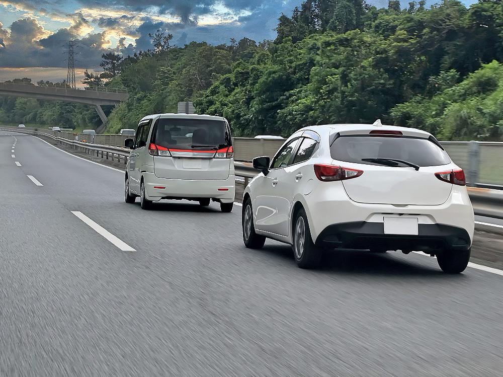 煽り運転をしている自動車の図