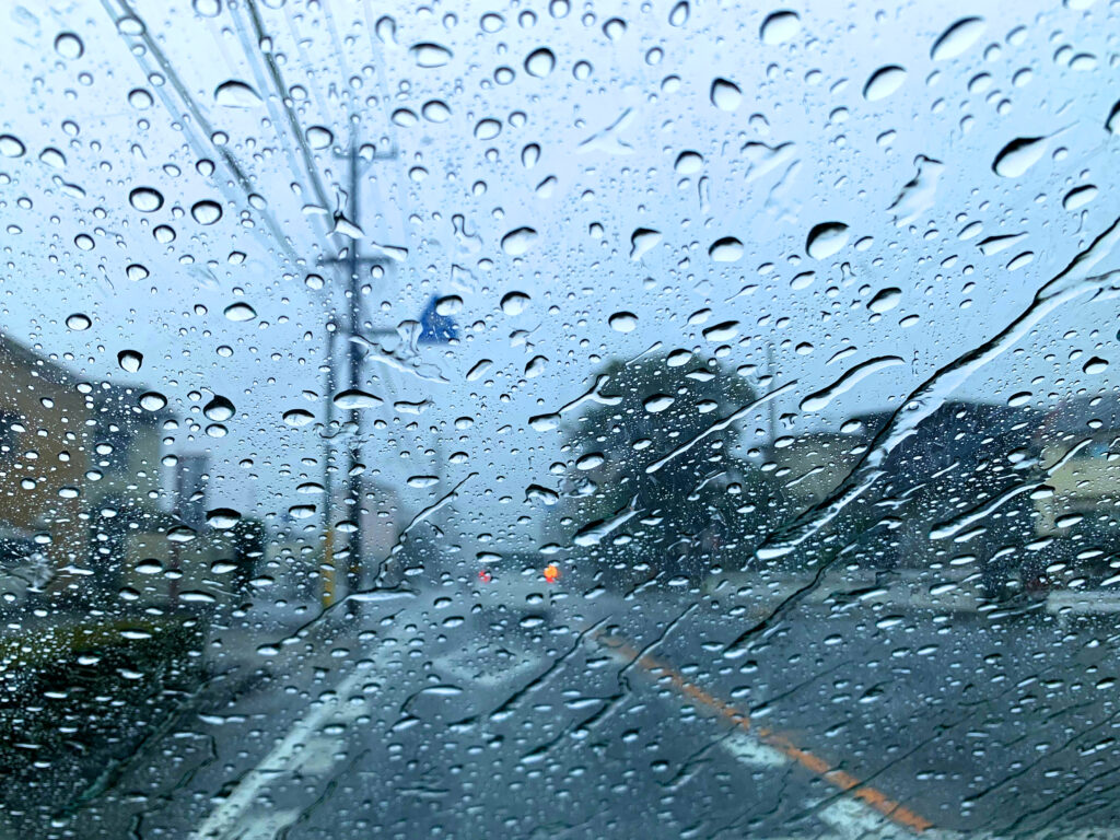 大雨で自動車の前方が見えにくい状況の図