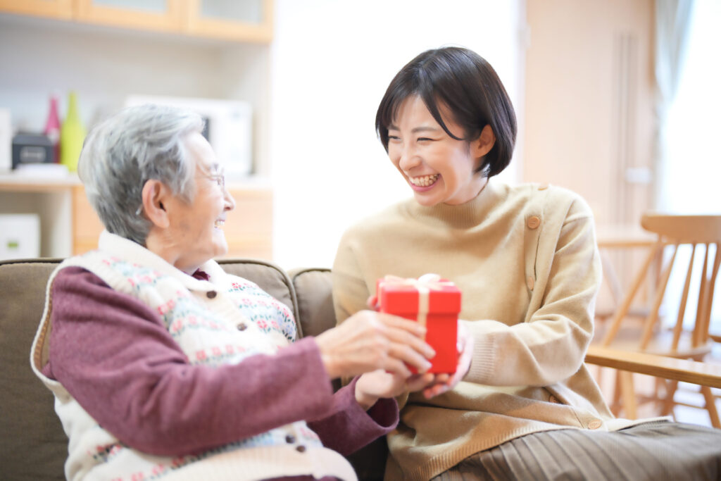 親にプレゼントを贈る図